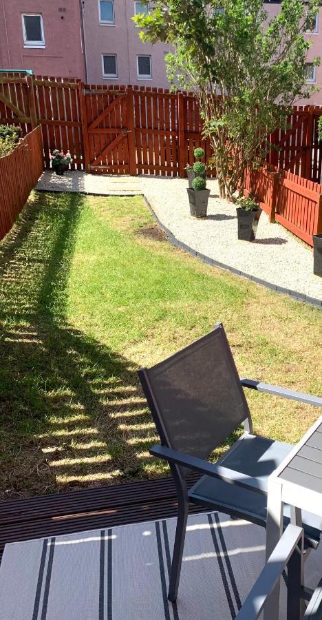 3 Bedroom - 2 Bathroom Townhouse In Corstorphine Near Murrayfield Stadium - Direct Bus To Edinburgh City Centre In 20 Minutes - Two Private Parking Spaces - Private Sunny Garden - Recently Refurbished Exterior foto