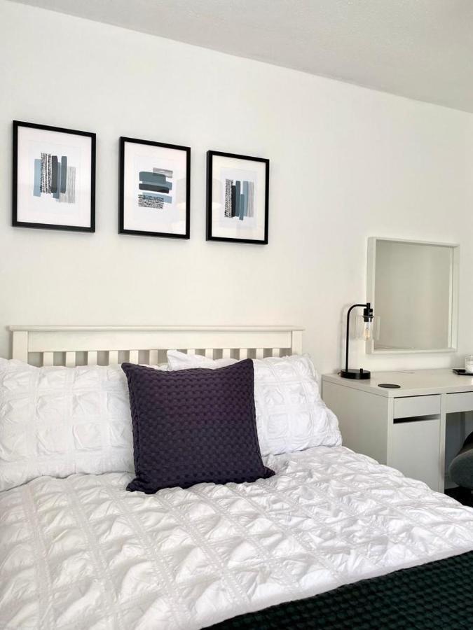 3 Bedroom - 2 Bathroom Townhouse In Corstorphine Near Murrayfield Stadium - Direct Bus To Edinburgh City Centre In 20 Minutes - Two Private Parking Spaces - Private Sunny Garden - Recently Refurbished Exterior foto
