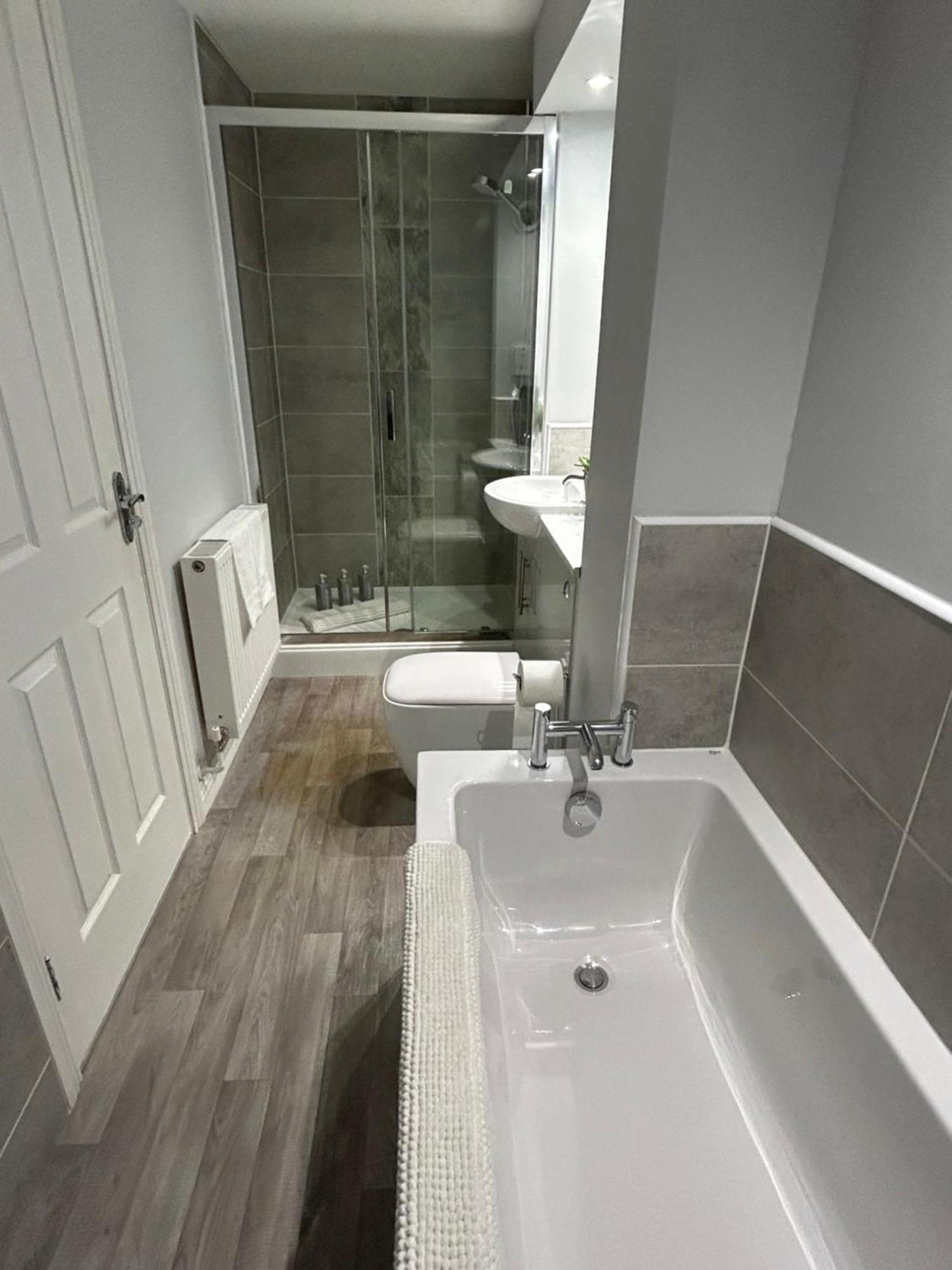 3 Bedroom - 2 Bathroom Townhouse In Corstorphine Near Murrayfield Stadium - Direct Bus To Edinburgh City Centre In 20 Minutes - Two Private Parking Spaces - Private Sunny Garden - Recently Refurbished Exterior foto